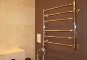 Установка электрического полотенцесушителя в ванной в Менделеевске